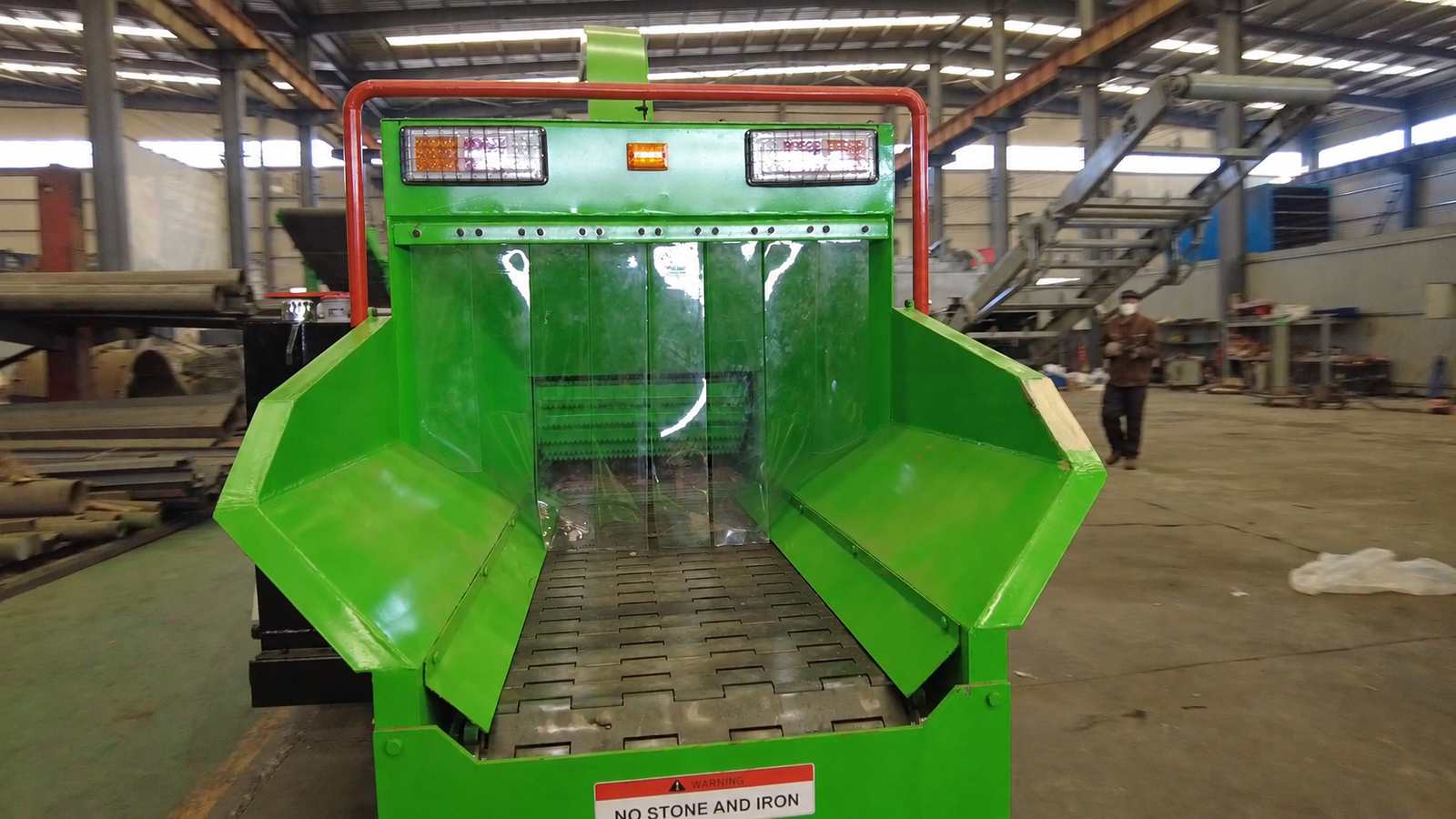 TIROX 1585 wood chipper hydraulic feed system detail